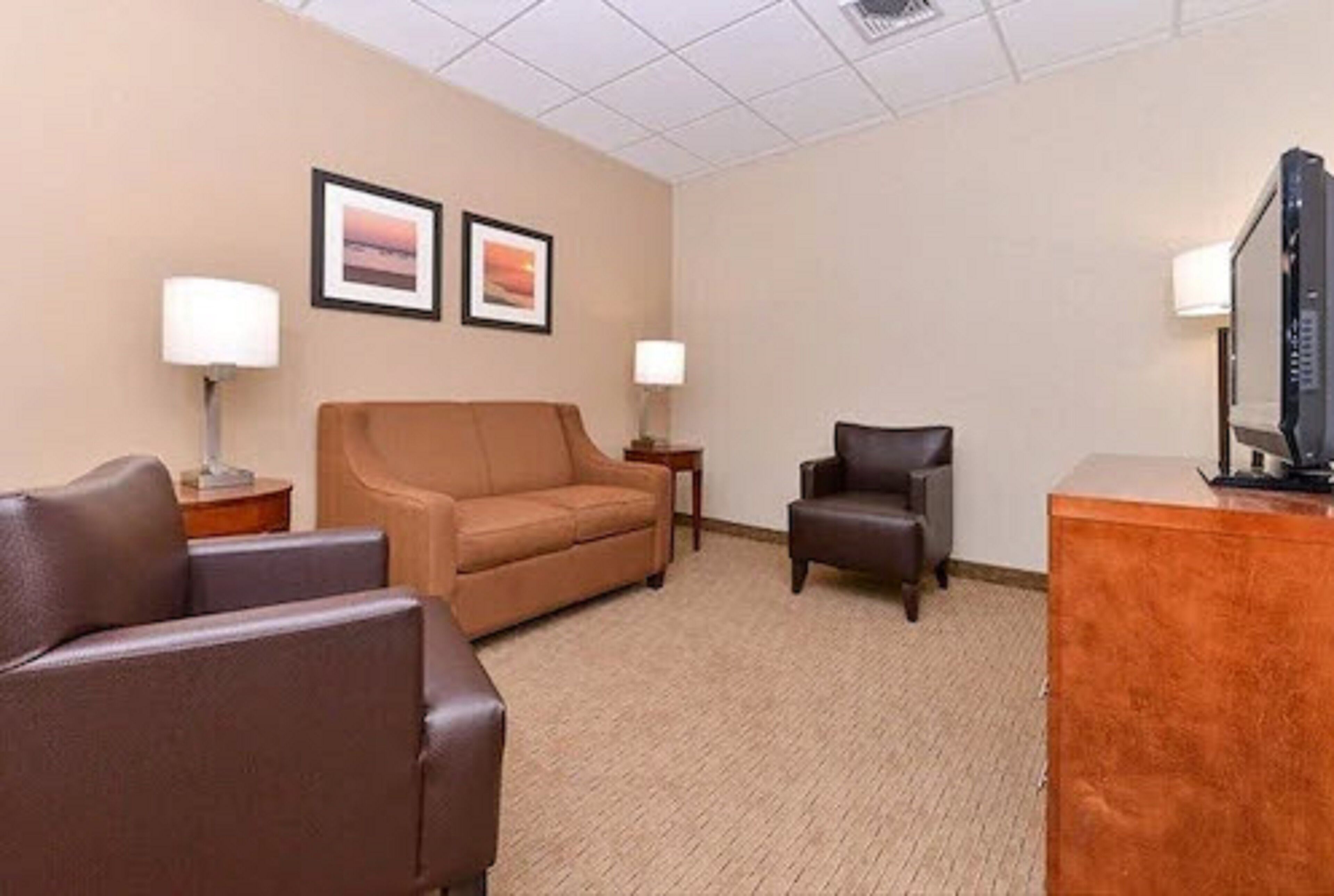 suite, multiple beds, non smoking | living room | tv