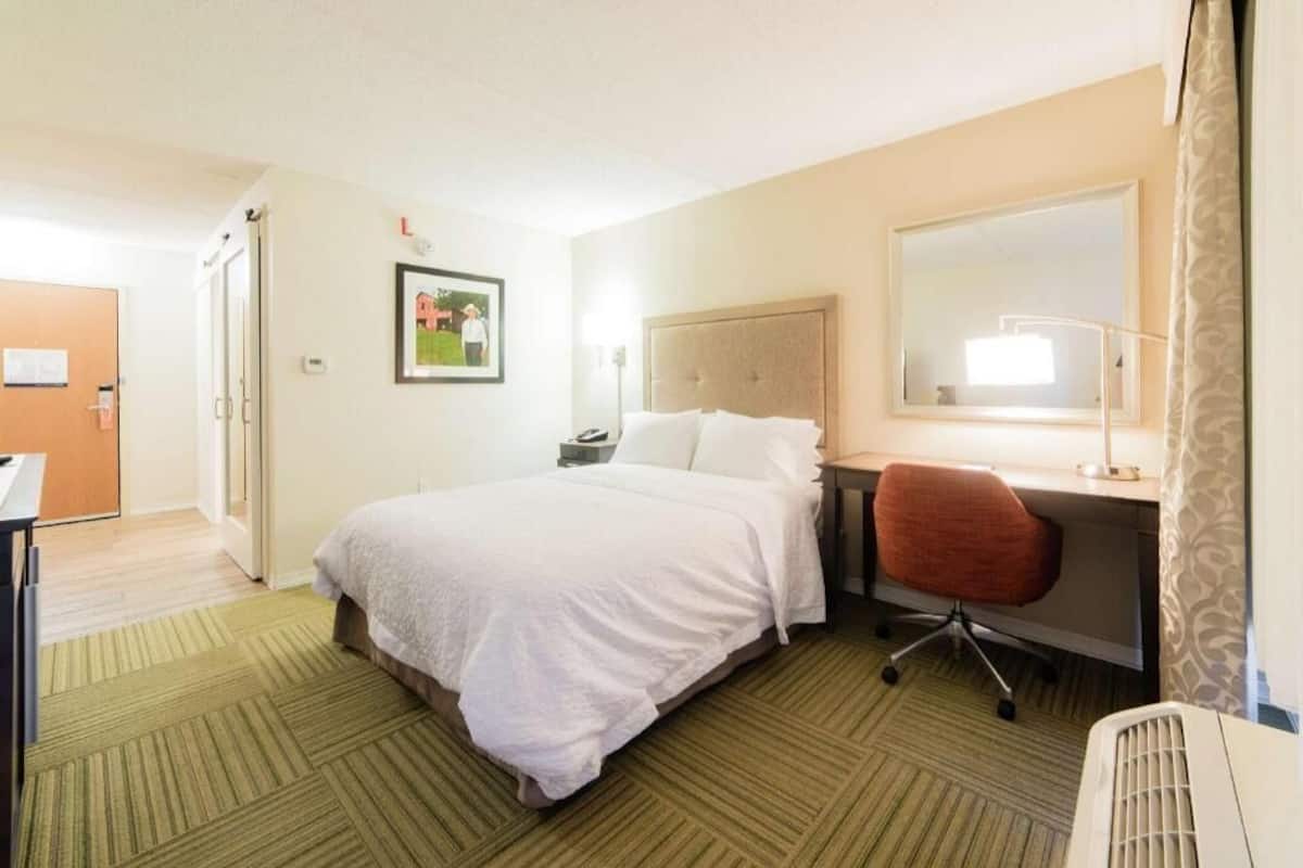 Iron/ironing board, free WiFi, bed sheets
