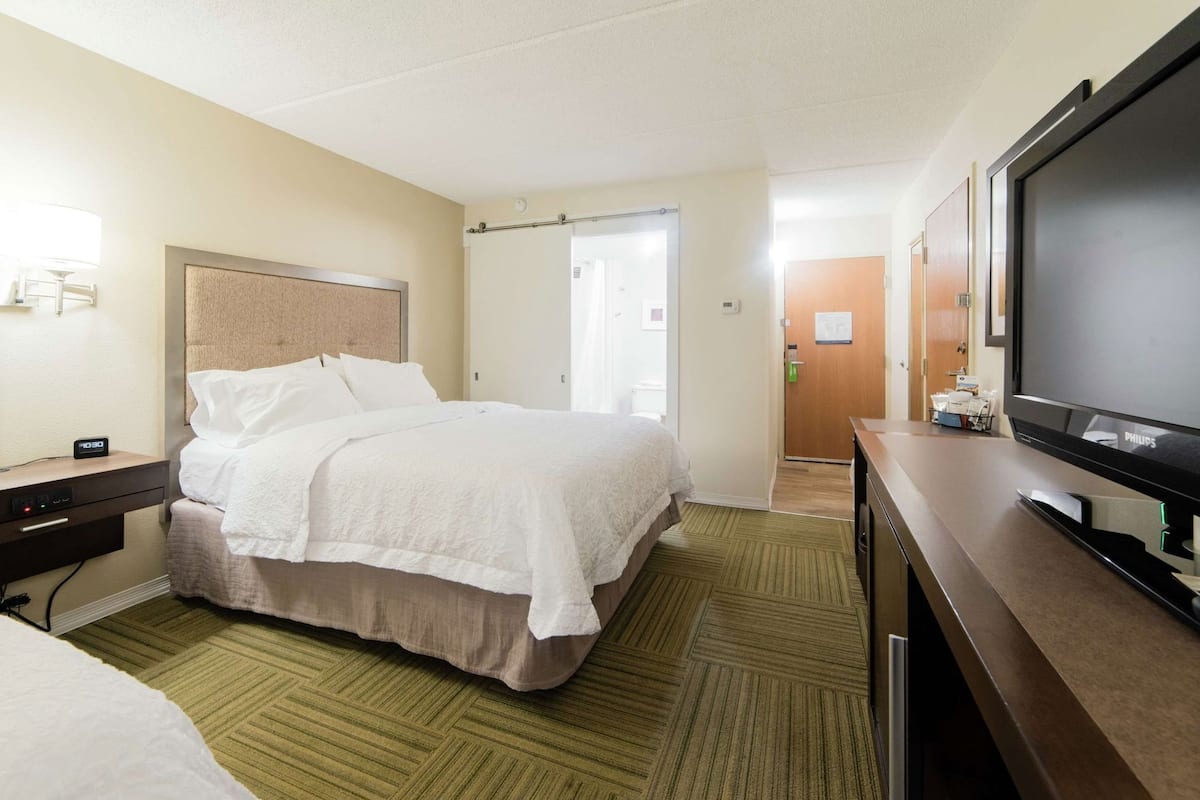 Iron/ironing board, free WiFi, bed sheets
