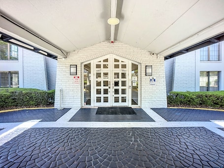 Fachada de la propiedad. SoHo Inn & Suites Jacksonville North