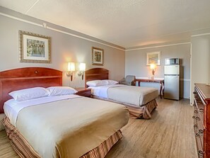 Desk, free WiFi -  SoHo Inn & Suites Jacksonville North (Jacksonville)