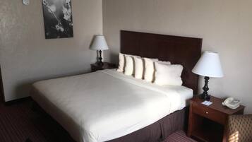 1 phòng ngủ, bàn, khu vực làm việc phù hợp cho laptop