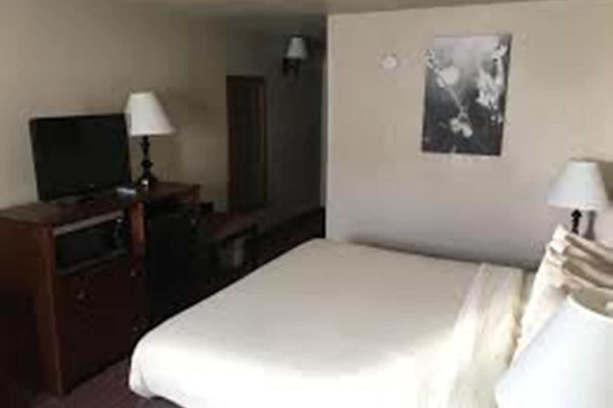 desk, laptop workspace, iron/ironing board, free wifi