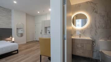 Suite, 1 King-Bett, Nichtraucher | Zimmersafe, Bügeleisen/Bügelbrett, kostenlose Babybetten, Bettwäsche