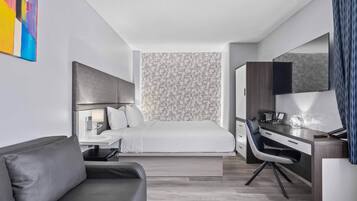 Chambre, 1 grand lit et 1 canapé-lit, non-fumeurs | Coffres-forts dans les chambres, fer et planche à repasser