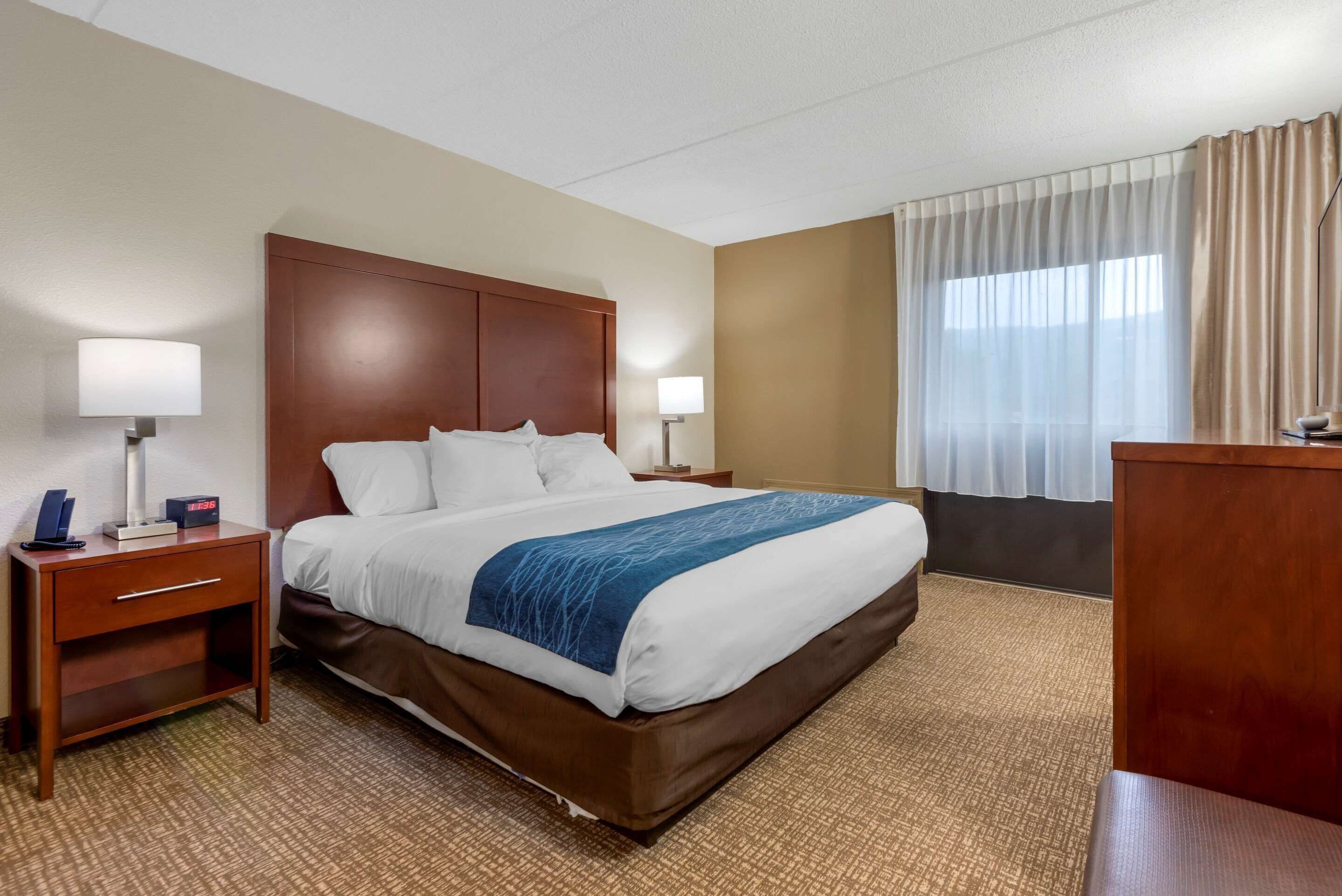 Seterika/papan seterika, katil bayi/kot (percuma) 