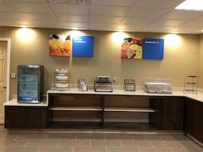 Free daily buffet breakfast  - Comfort Inn Binghamton I-81 (Binghamton)