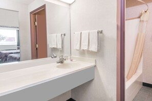 Duş/küvet kombinasyonu, derin küvet, ücretsiz banyo/kozmetik ürünleri 