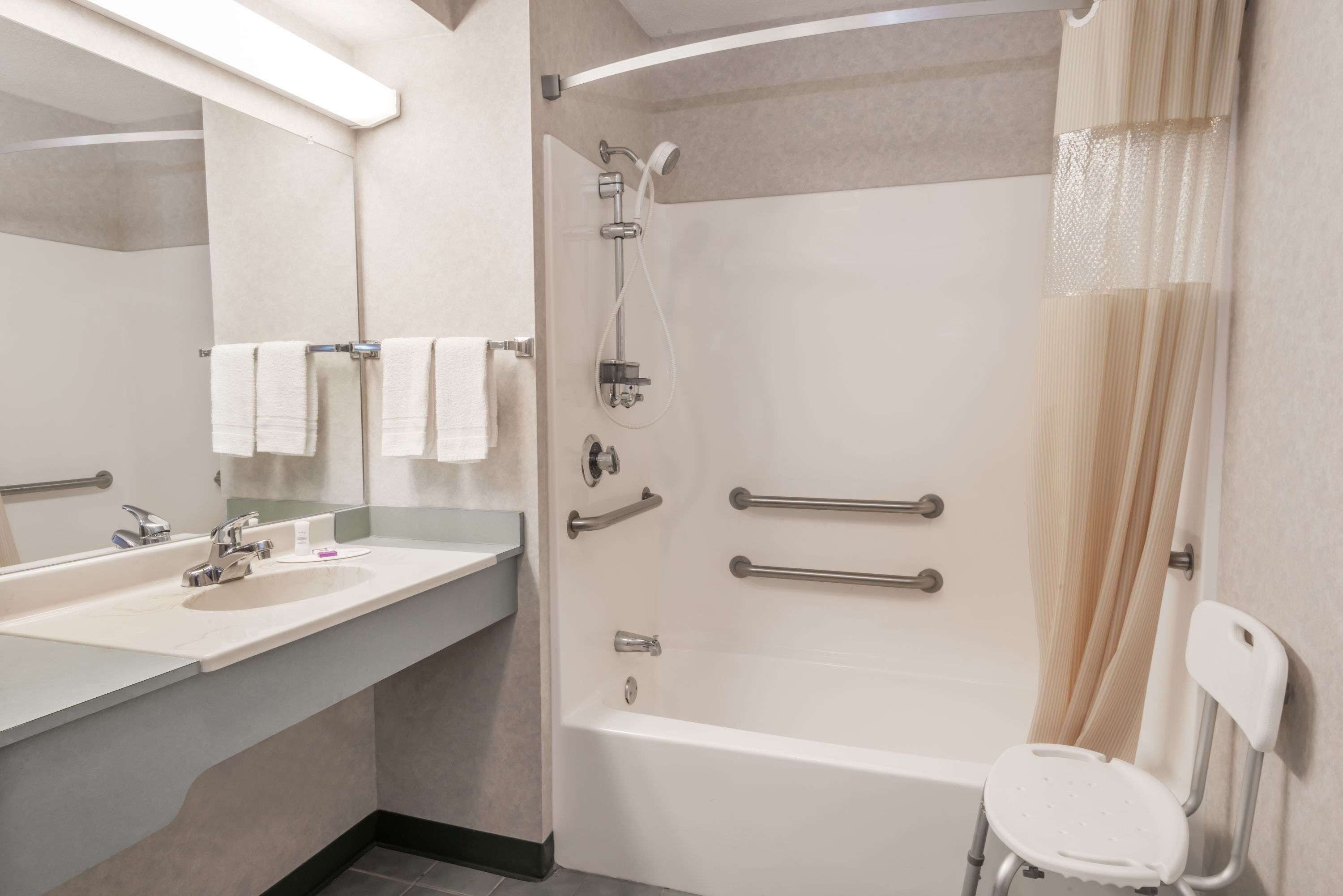 Tina con regadera, tina profunda, amenidades de baño gratuitas 