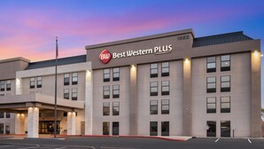 Un hôtel Best Western PLUS à l’architecture moderne, doté d’une façade élégante, de nombreuses fenêtres et se dressant sur fond de ciel bleu.