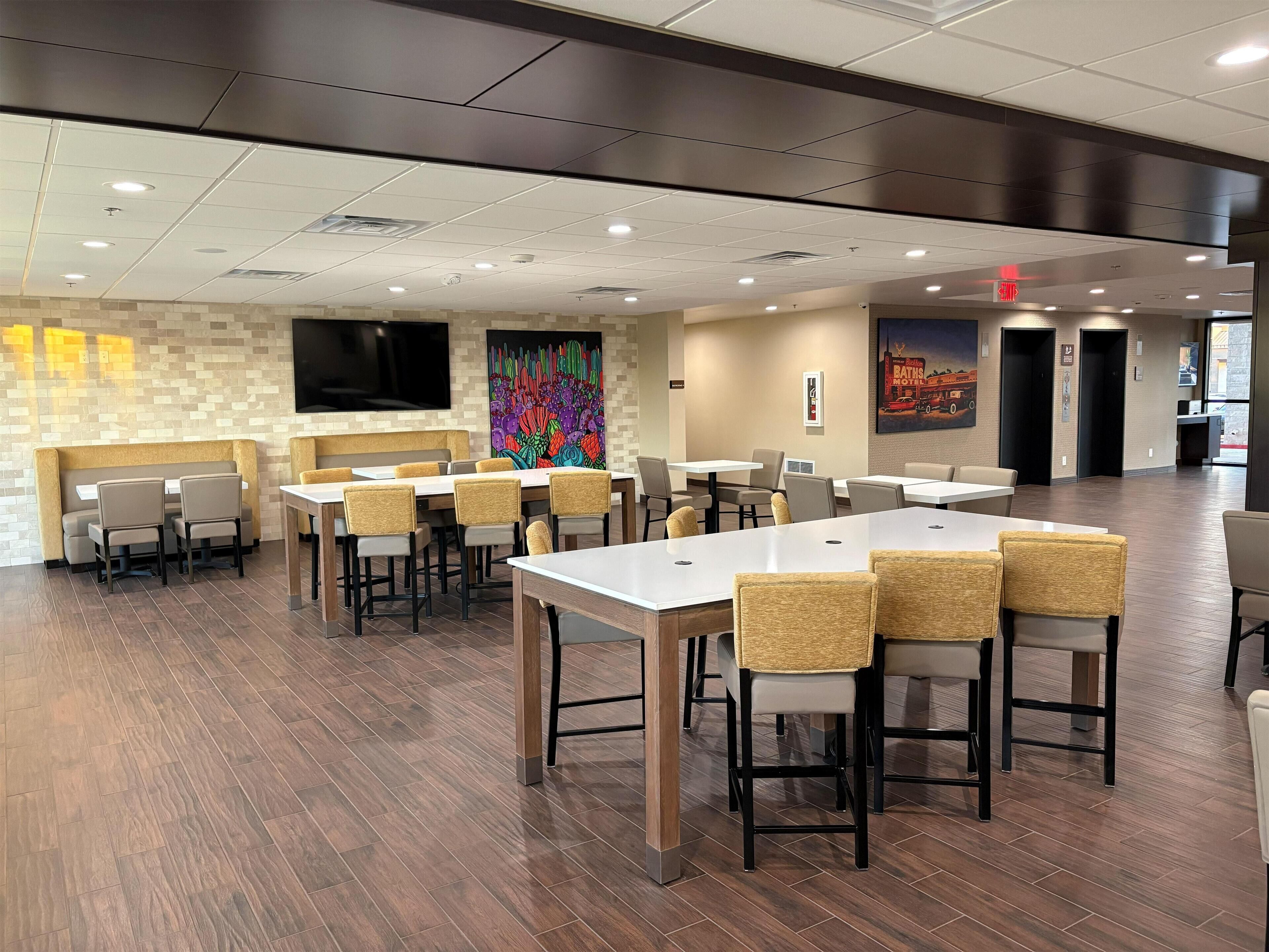 بوفيه فطور مجانًا يوميًا