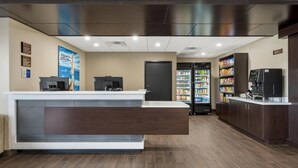 Un espace d’accueil comprenant un comptoir, un réfrigérateur et une machine à café.