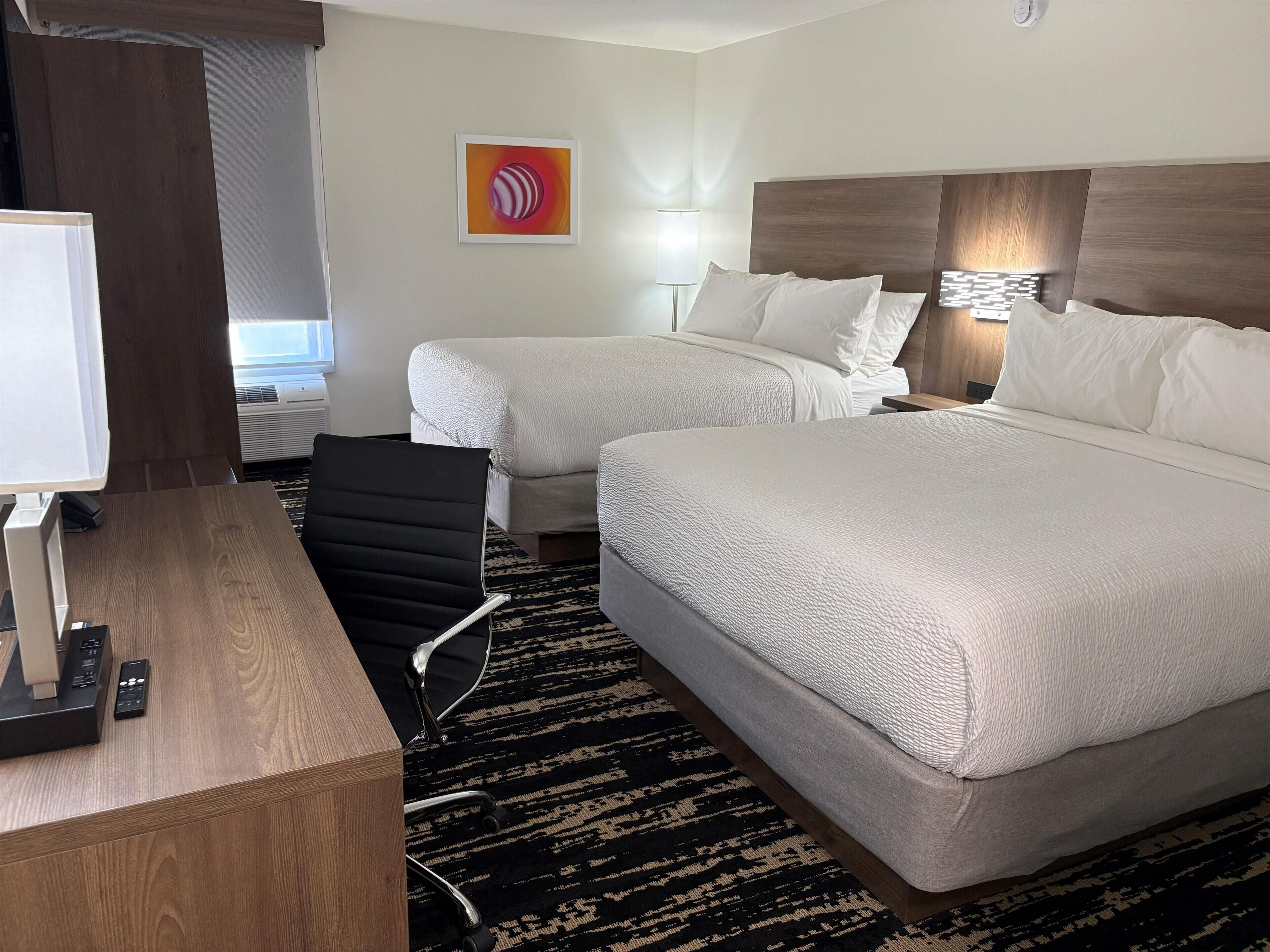 Sengetøy av topp kvalitet, skrivebord og blendingsgardiner