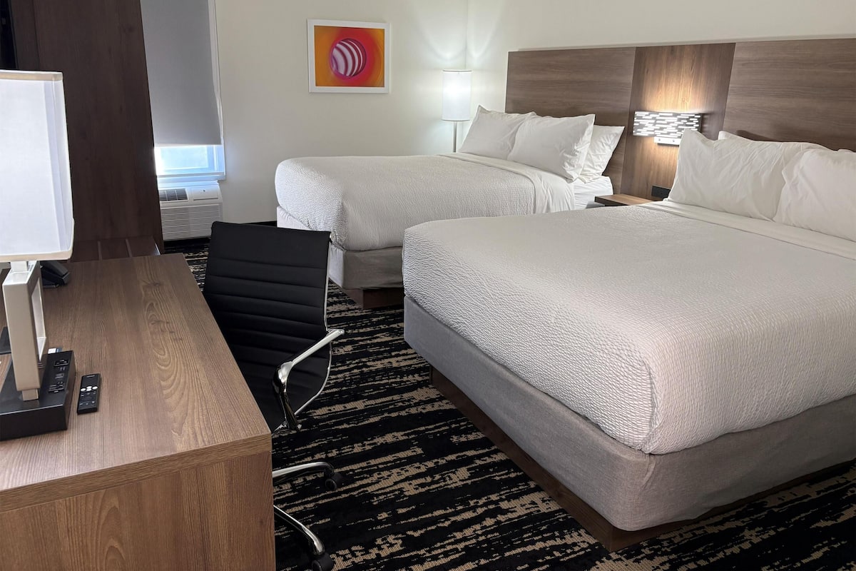 Sengetøy av topp kvalitet, skrivebord og blendingsgardiner