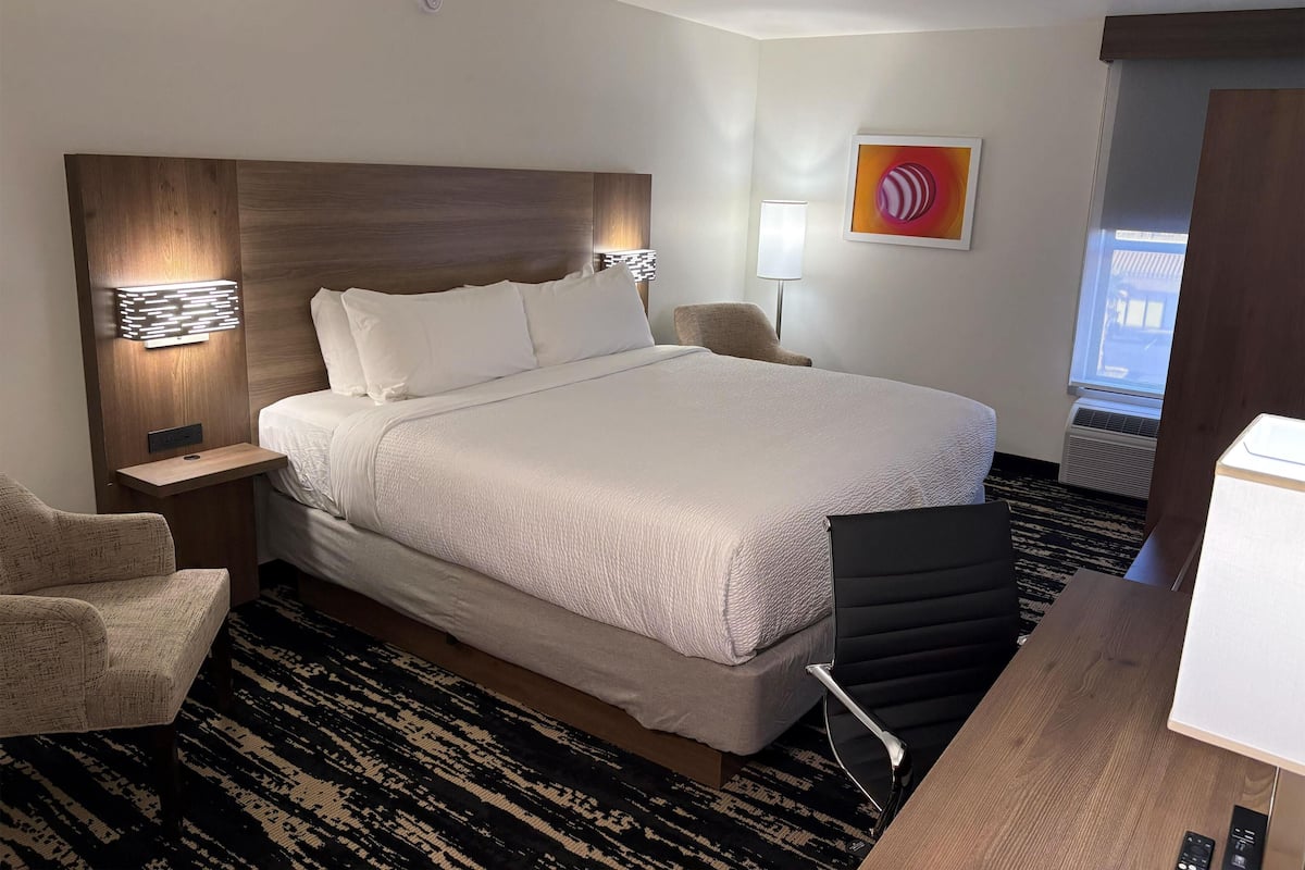 Sengetøy av topp kvalitet, skrivebord og blendingsgardiner