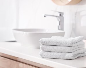 Combined shower/bathtub, designer toiletries, hair dryer, towels