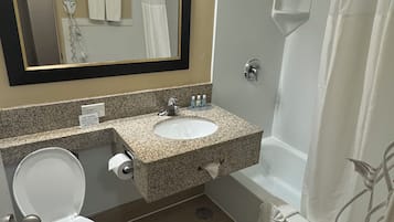 Tina con regadera, amenidades de baño gratuitas, secadora de cabello