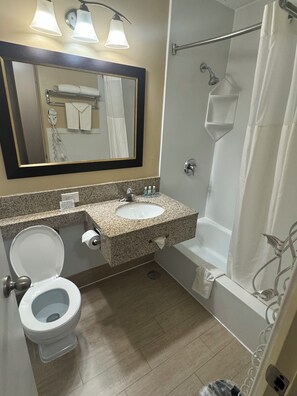 Combined shower/bathtub, free toiletries, hair dryer, towels - Quality Inn O'Hare Airport (Schiller Park)