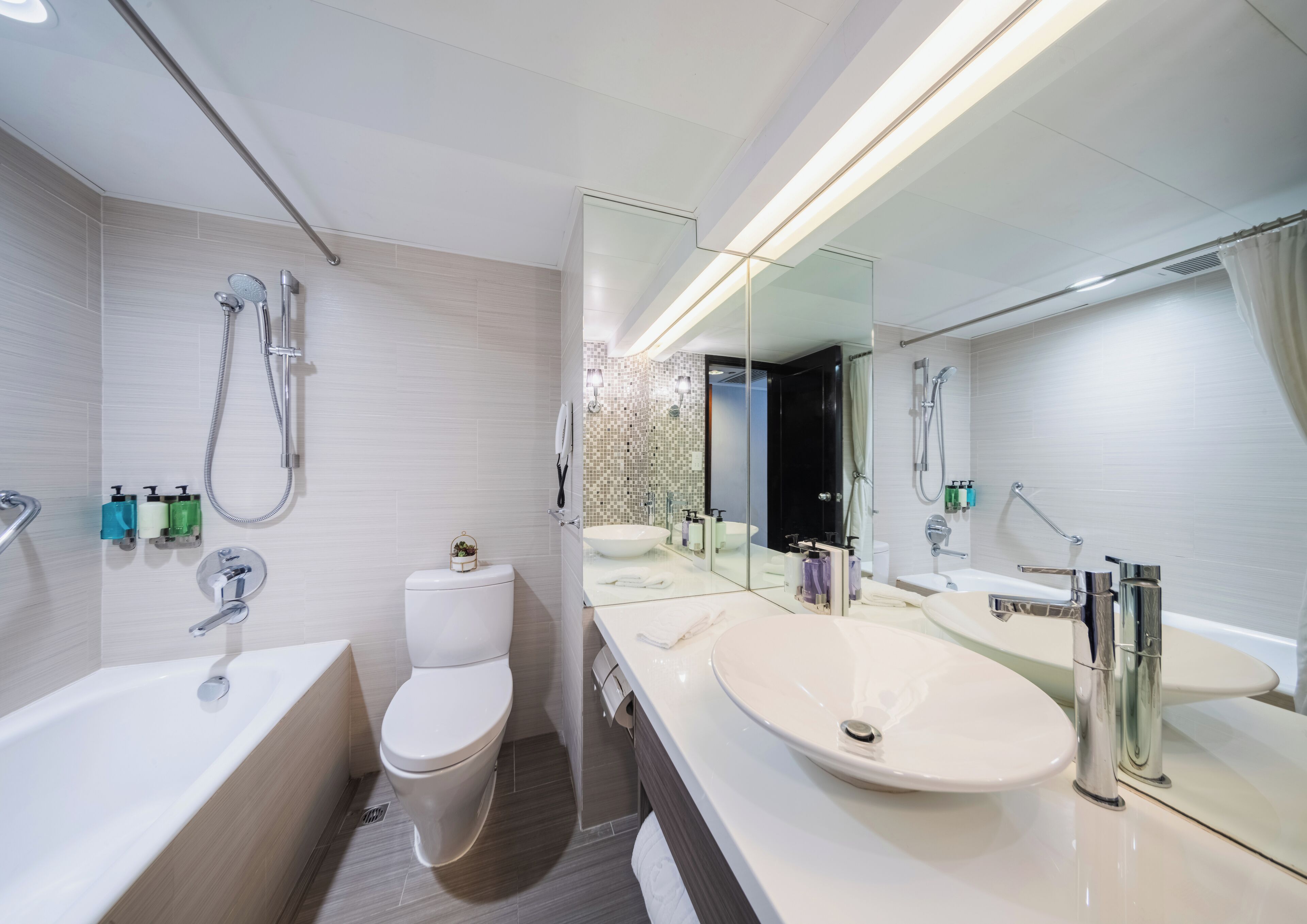 Combined shower/tub, rainfall showerhead, eco-friendly toiletries