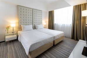 Family Quadruple Room | In-room safe, desk, blackout drapes, iron/ironing board - Panda Hotel (Tsuen Wan)