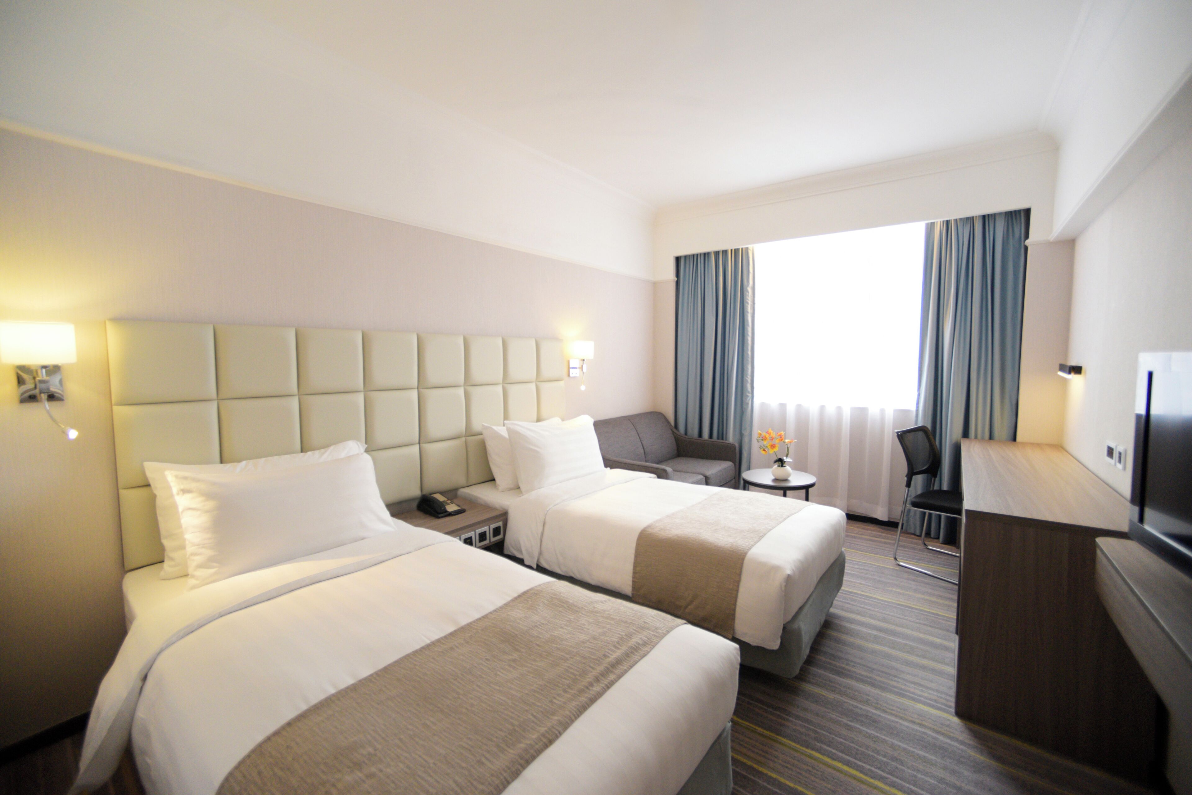 豪华双床客房 | 客房内保险箱、办公桌、遮光窗帘、熨斗/熨板