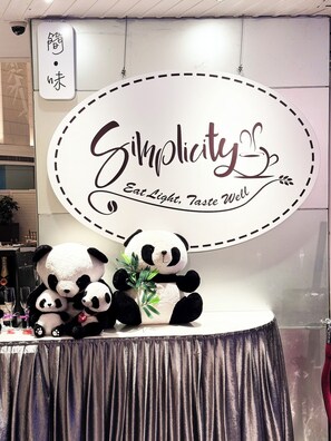 Breakfast and lunch served - Panda Hotel (Tsuen Wan)