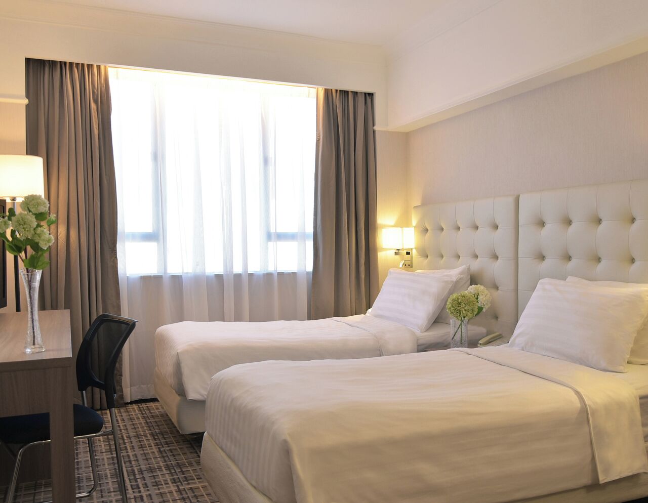 优悦双床房 | 客房内保险箱、办公桌、遮光窗帘、熨斗/熨板