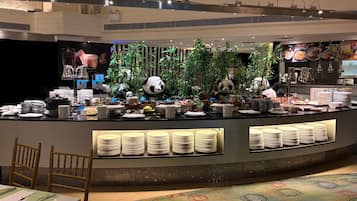 Breakfast and lunch served