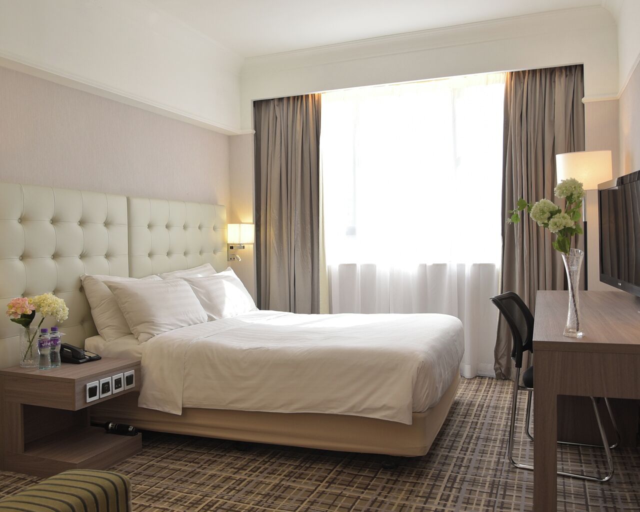 优悦双人房 | 客房内保险箱、办公桌、遮光窗帘、熨斗/熨板