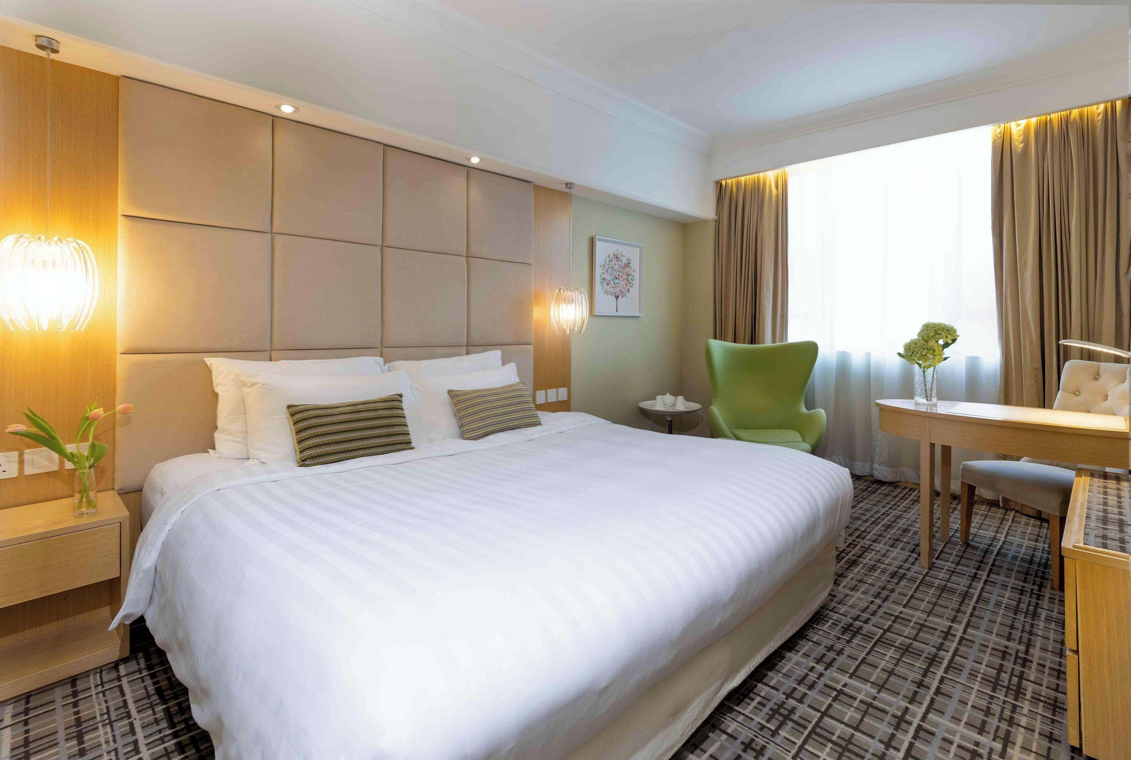 行政加大双人床房 | 客房内保险箱、办公桌、遮光窗帘、熨斗/熨板