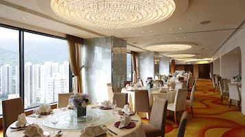 2 restaurantes; se sirven desayunos