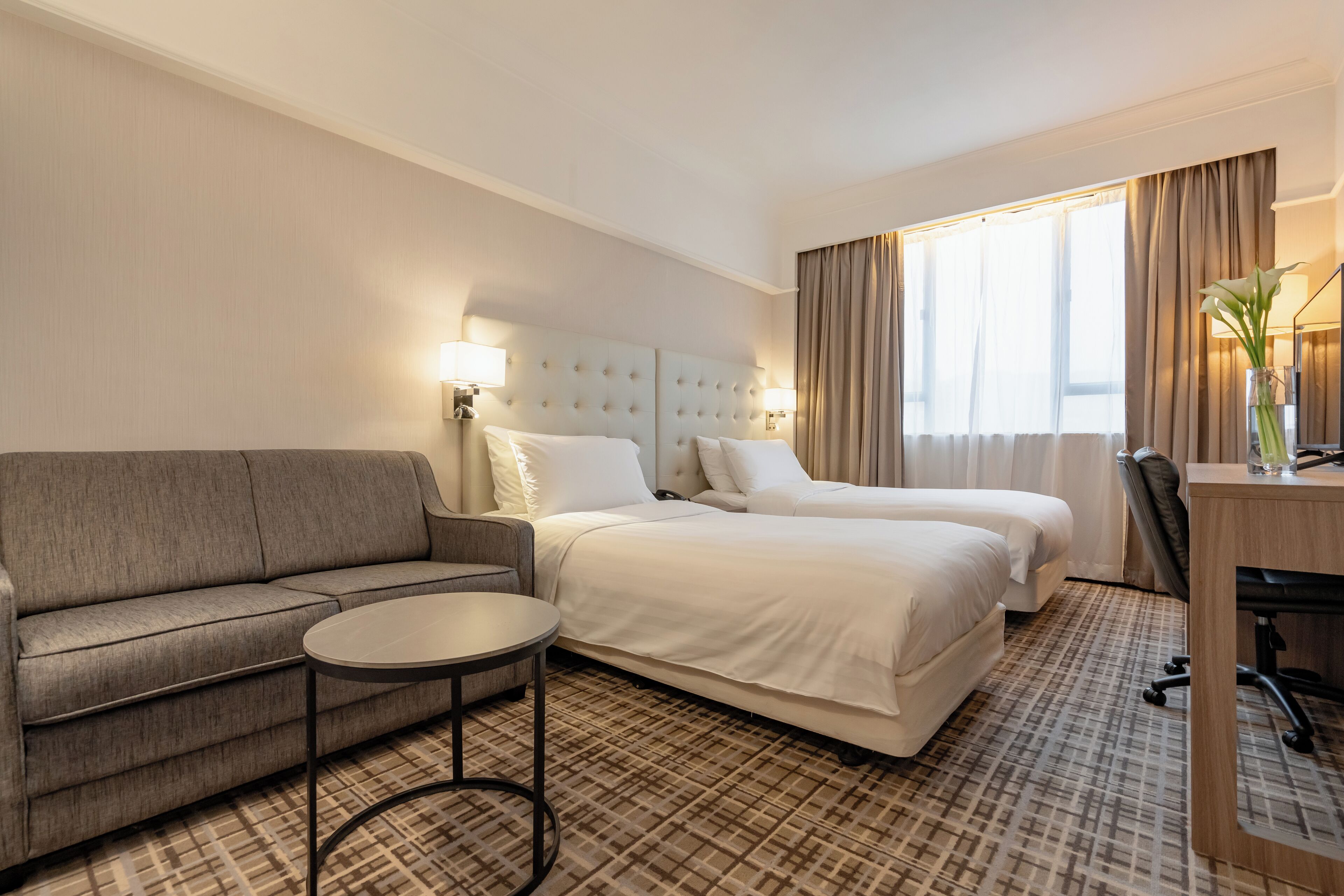 优悦双床房 | 客房内保险箱、办公桌、遮光窗帘、熨斗/熨板