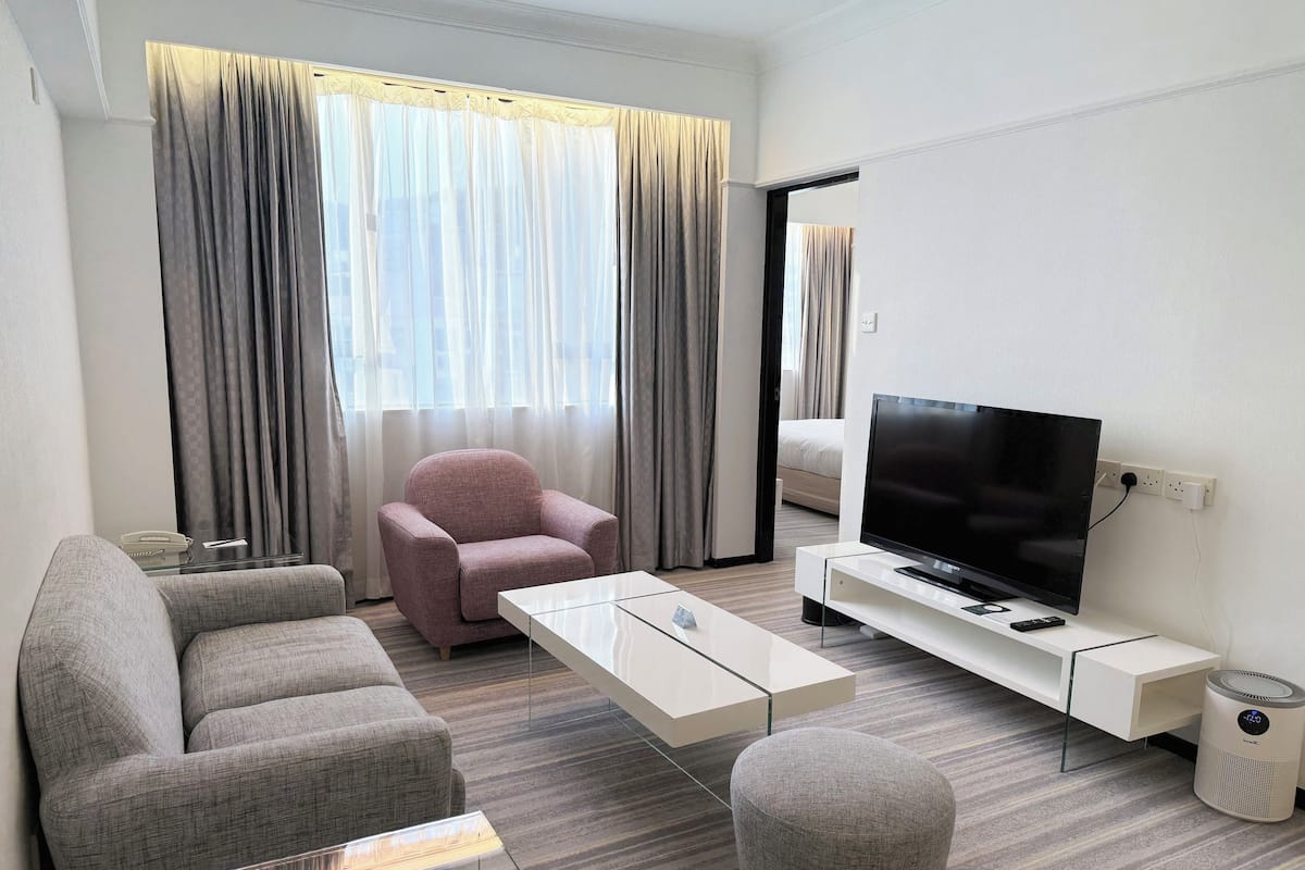 Deluxe One Bedroom Suite | Living area