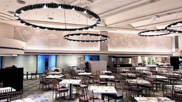 朝食 (ビュッフェ)、毎日提供 (1 名様 162.8 HKD)