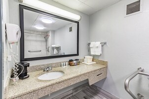 Escritorio, tabla de planchar con plancha, wifi gratis y ropa de cama 