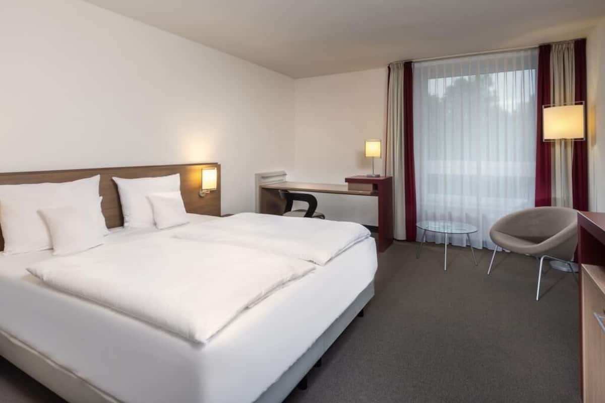 Superior Room, 1 King Bed | Premium bedding, minibar, in-room safe, desk