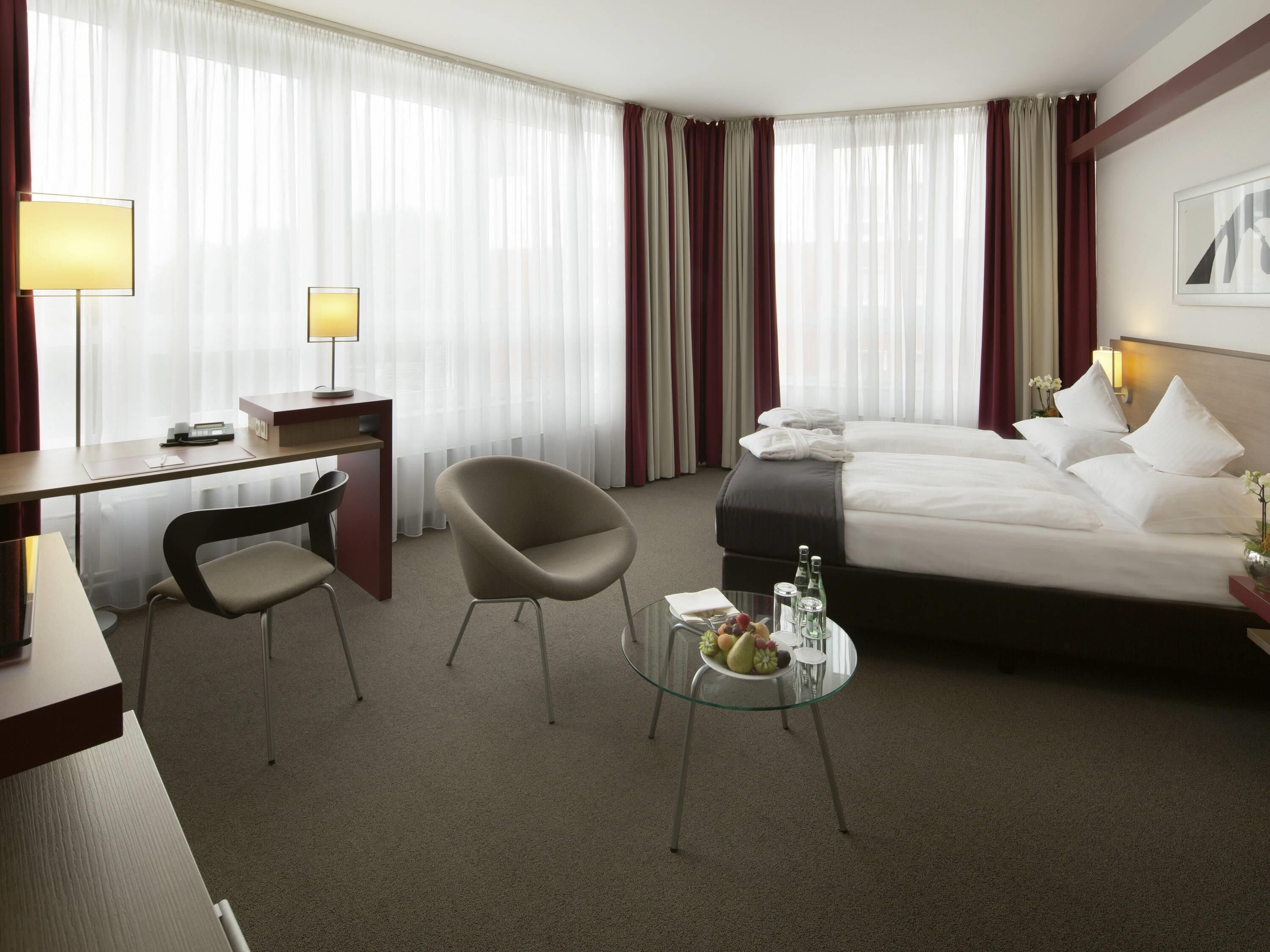 Premium Room, 1 King Bed | Premium bedding, minibar, in-room safe, desk