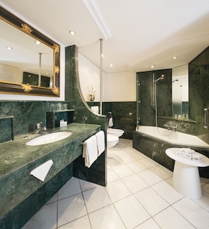 Suite, 1 chambre | Salle de bain | Articles de toilette écologiques, sÚche-cheveux, serviettes fournies