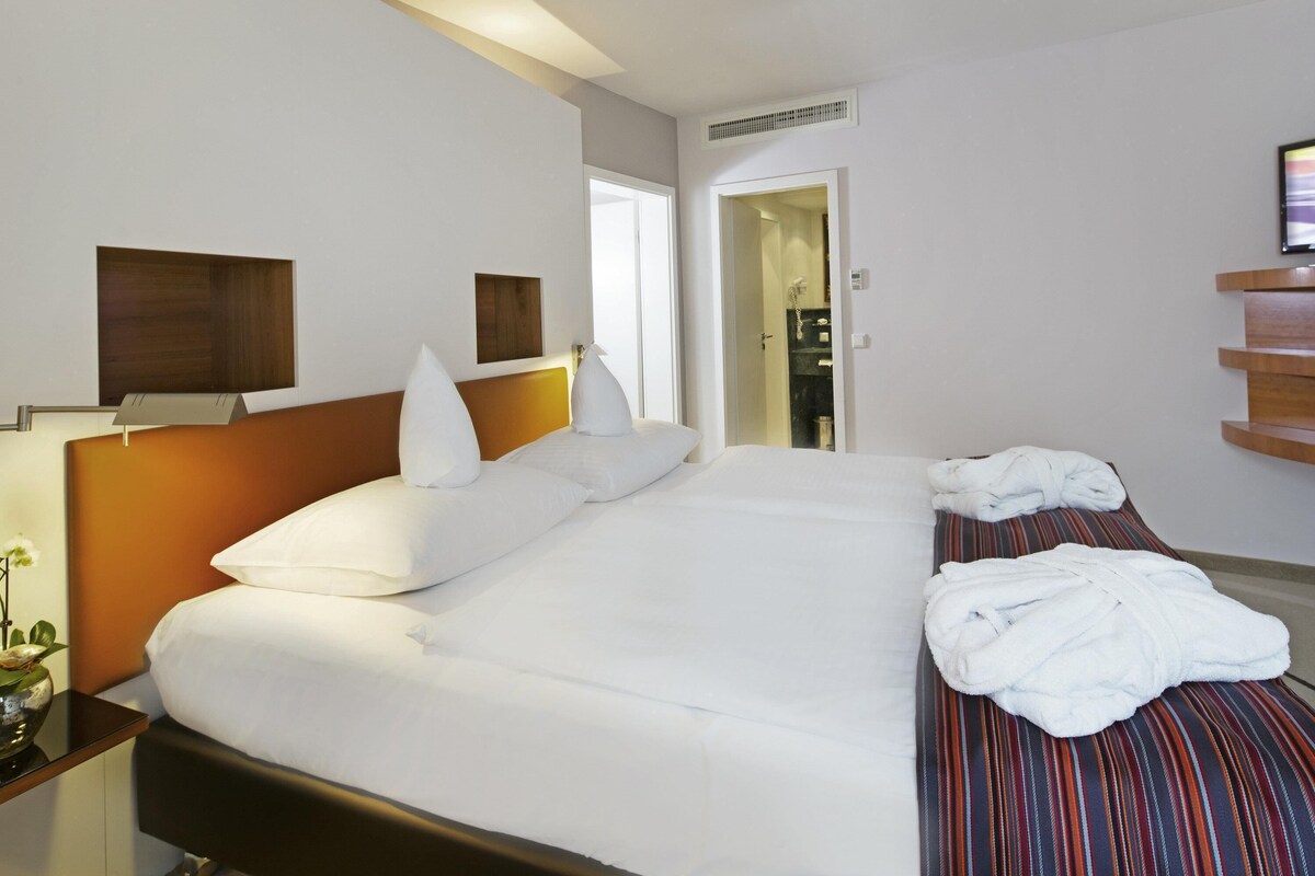 Suite, 1 soverom | Sengetøy av topp kvalitet, minibar, safe på rommet og skrivebord
