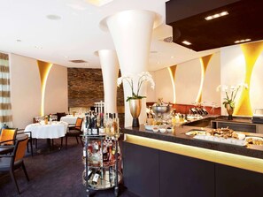 2 restaurants, breakfast, lunch, dinner served; international cuisine 