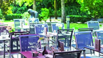 2 restaurantes; se sirven desayunos, almuerzos y cocina internacional