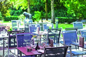 2 restaurants, breakfast, lunch, dinner served; international cuisine