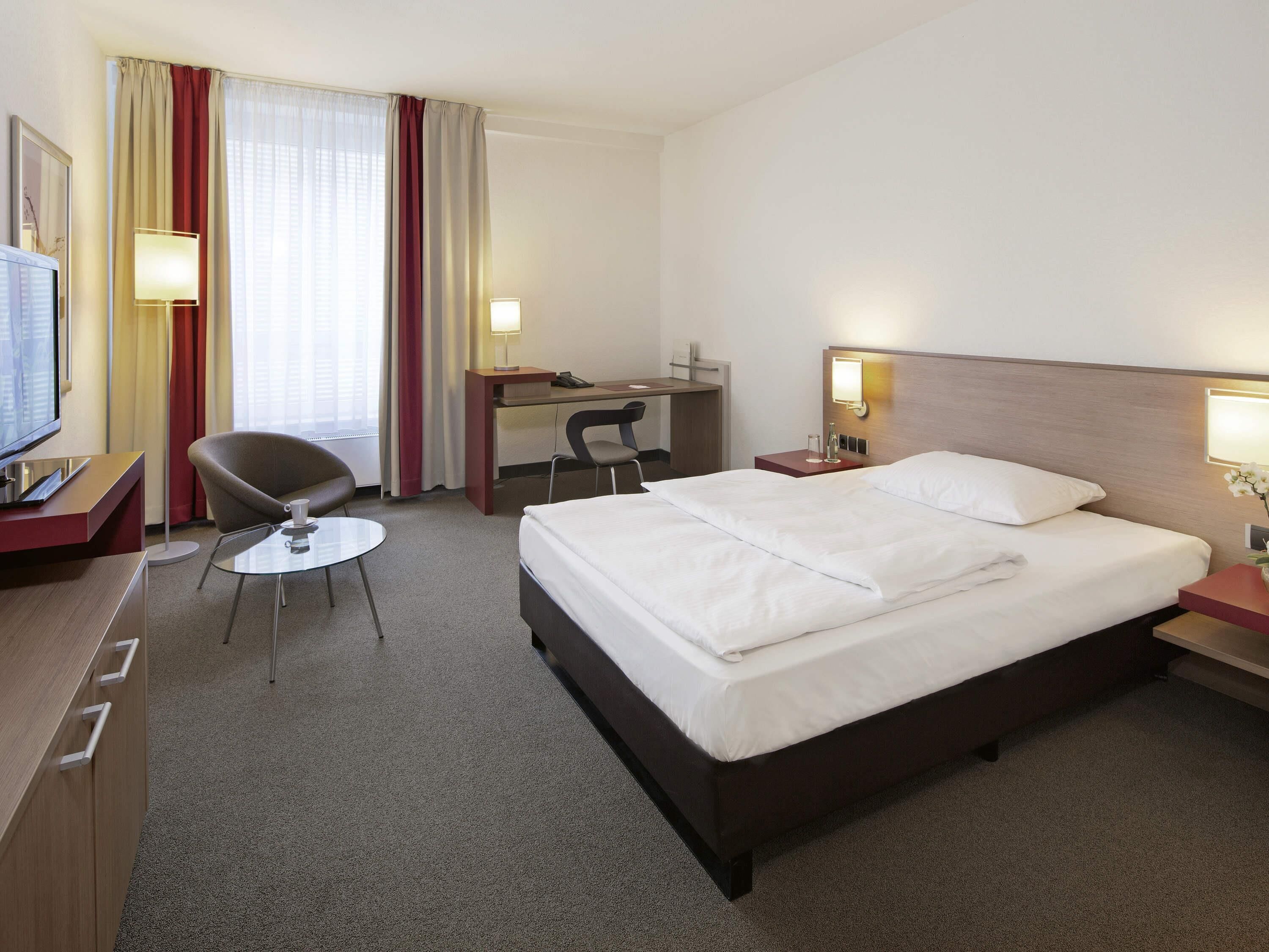 Superior Room, 1 Queen Bed | Premium bedding, minibar, in-room safe, desk