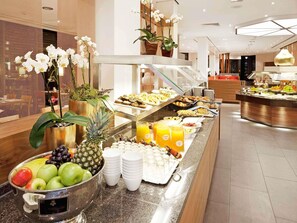 A buffet with fruits, juices, and pastries. - Mövenpick Hotel Münster am Aasee (Münster)