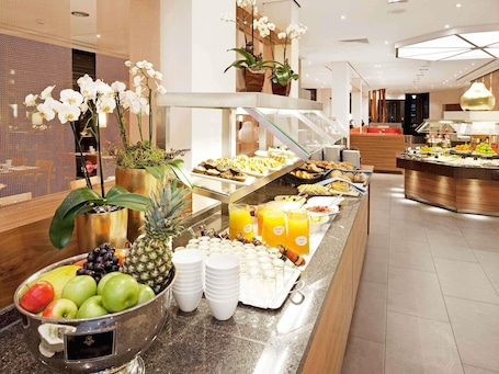Frukostbuffé varje dag mot avgift. Mövenpick Hotel Münster am Aasee