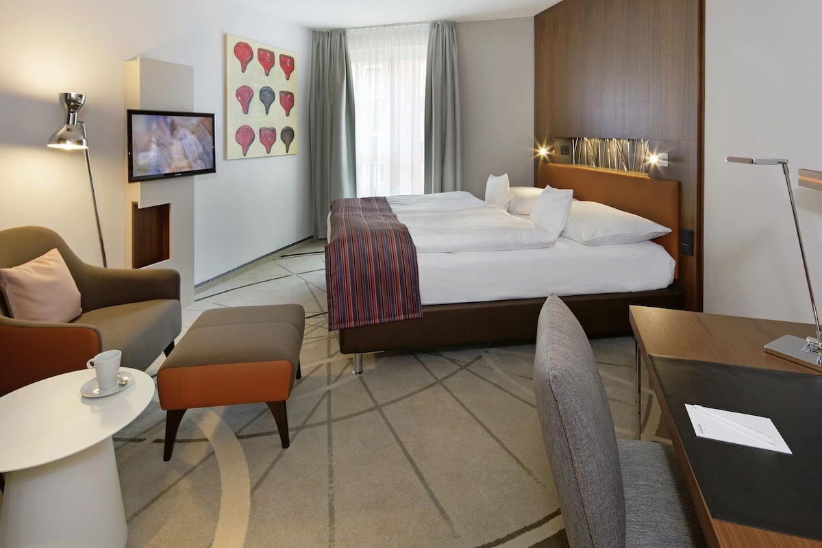 Classic Room, 1 King Bed | Premium bedding, minibar, in-room safe, desk