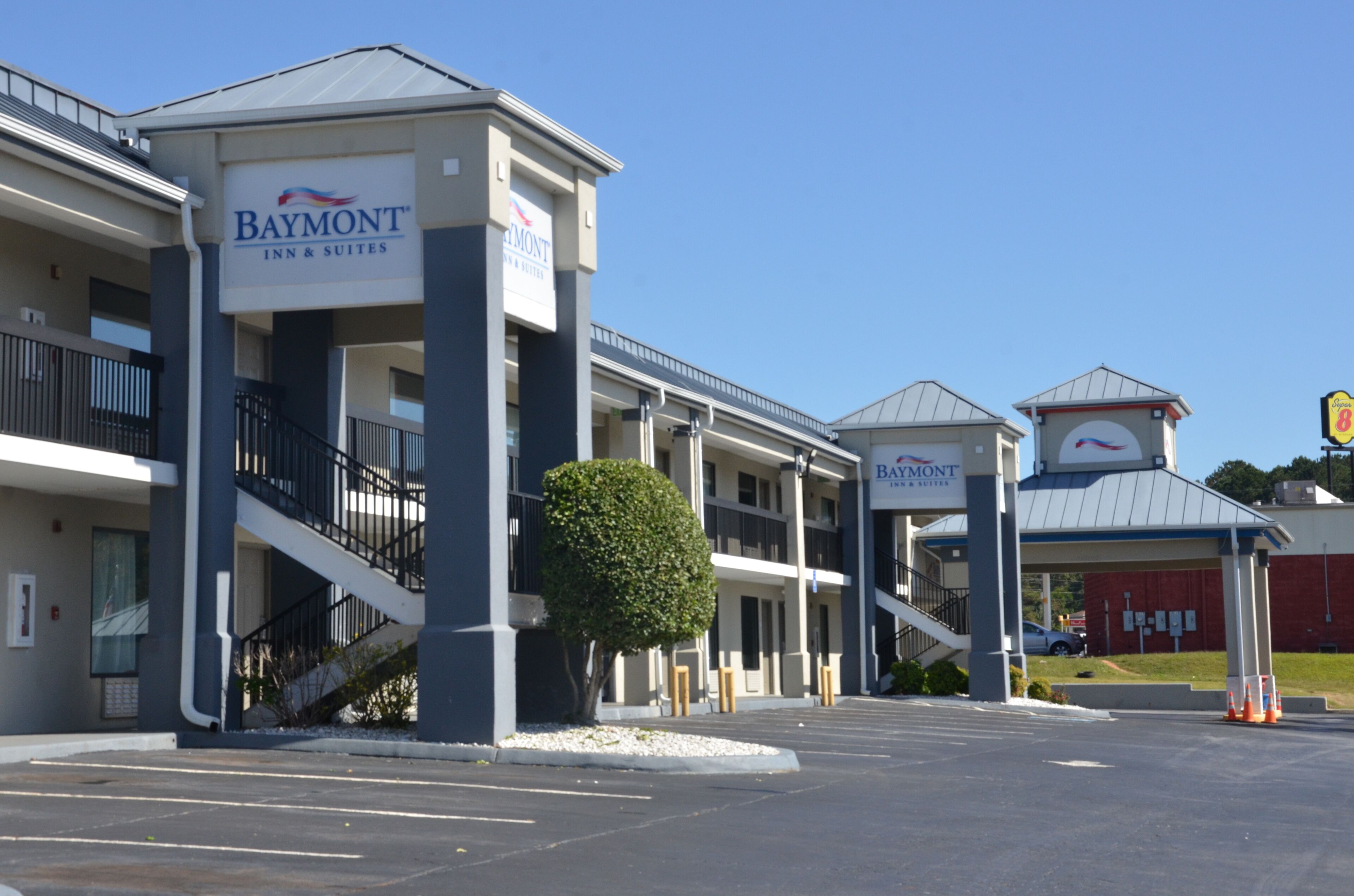 A Baymont Inn & Suites building with a covered entrance and a parking lot.