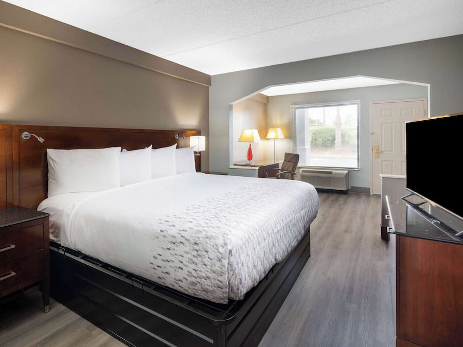 Room, 1 King Bed, Non Smoking | Iron/ironing board, free WiFi, bed sheets