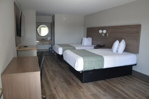 Habitación, 2 camas Queen size, para no fumadores | Tabla de planchar con plancha, wifi gratis y ropa de cama 