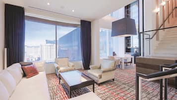 Skylofts Two Bedroom Loft | Ylelliset vuodevaatteet, tallelokero huoneessa